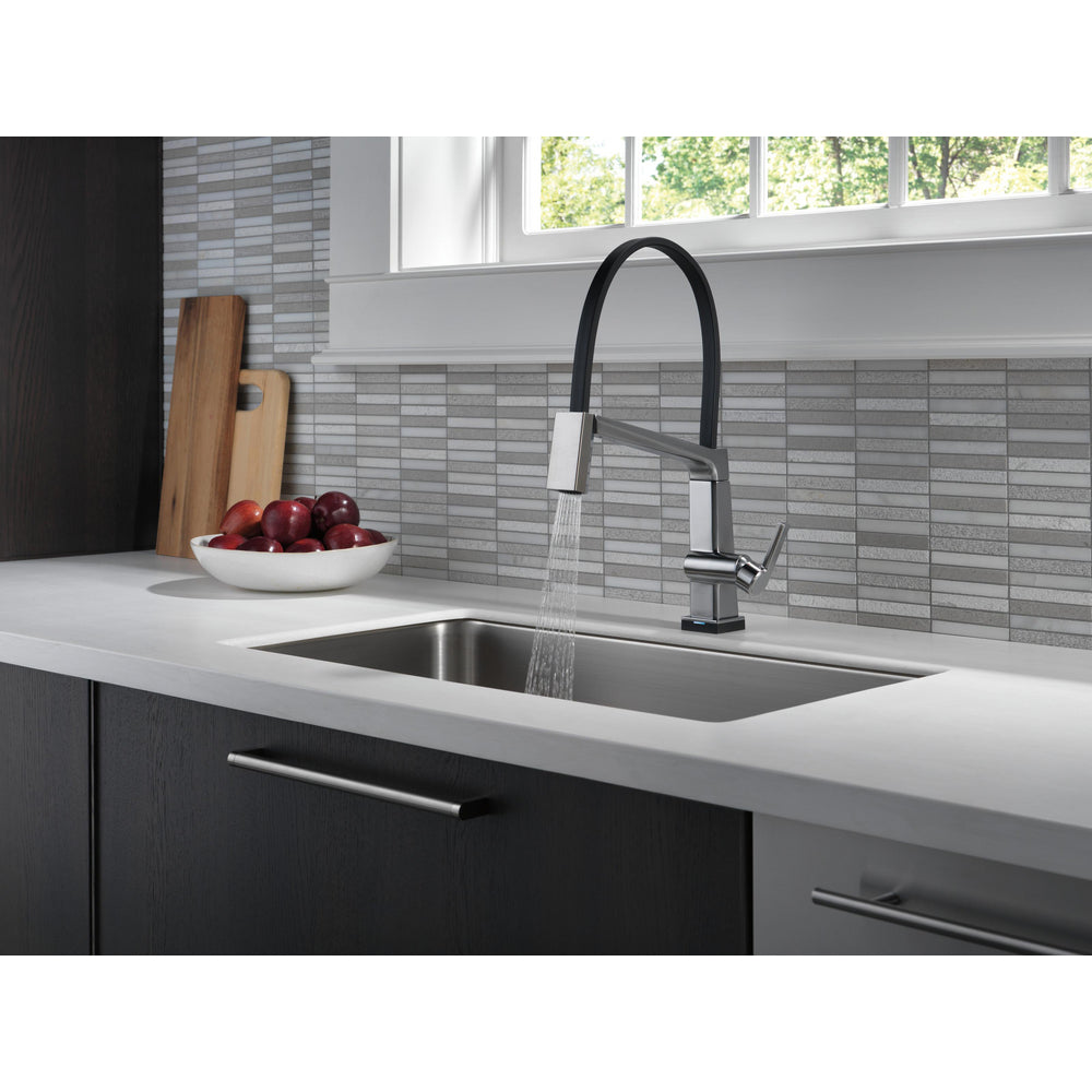 Delta Pivotal Single Handle Exposed Hose Kitchen Faucet With Touch2O Technology
