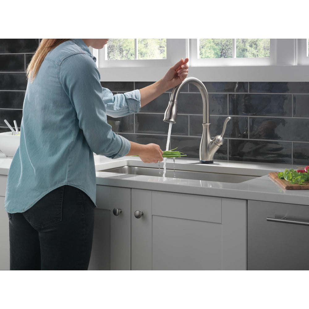 Delta LELAND Single Handle Pull-Down Kitchen Faucet with Touch2O and ShieldSpray Technologies- Spotshield Stainless